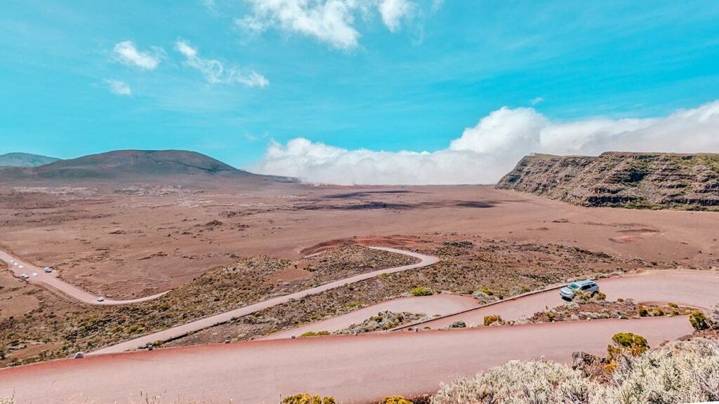 SUV de location Car'Ent prêt pour l'exploration du Piton de la Fournaise