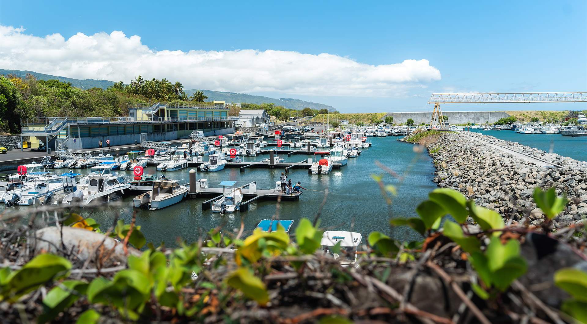 Location voiture La Réunion : explorez les ports et lagons avec Car'Ent.