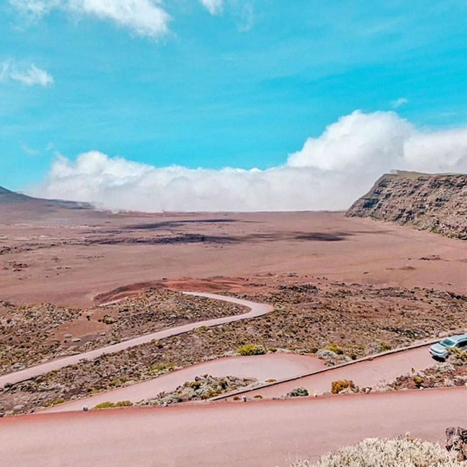 Location SUV La Réunion : parcourez les pistes volcaniques en sécurité.