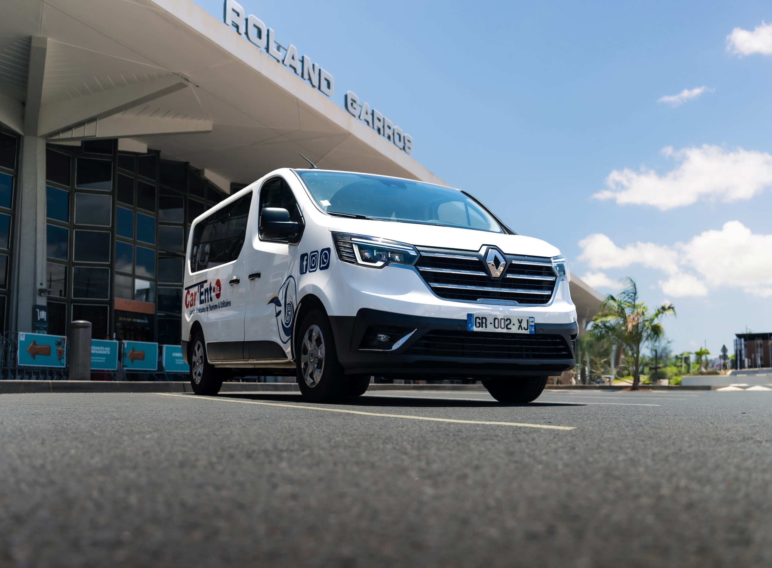 Location voiture aéroport La Réunion : Renault Trafic prêt au départ à l'aéroport.