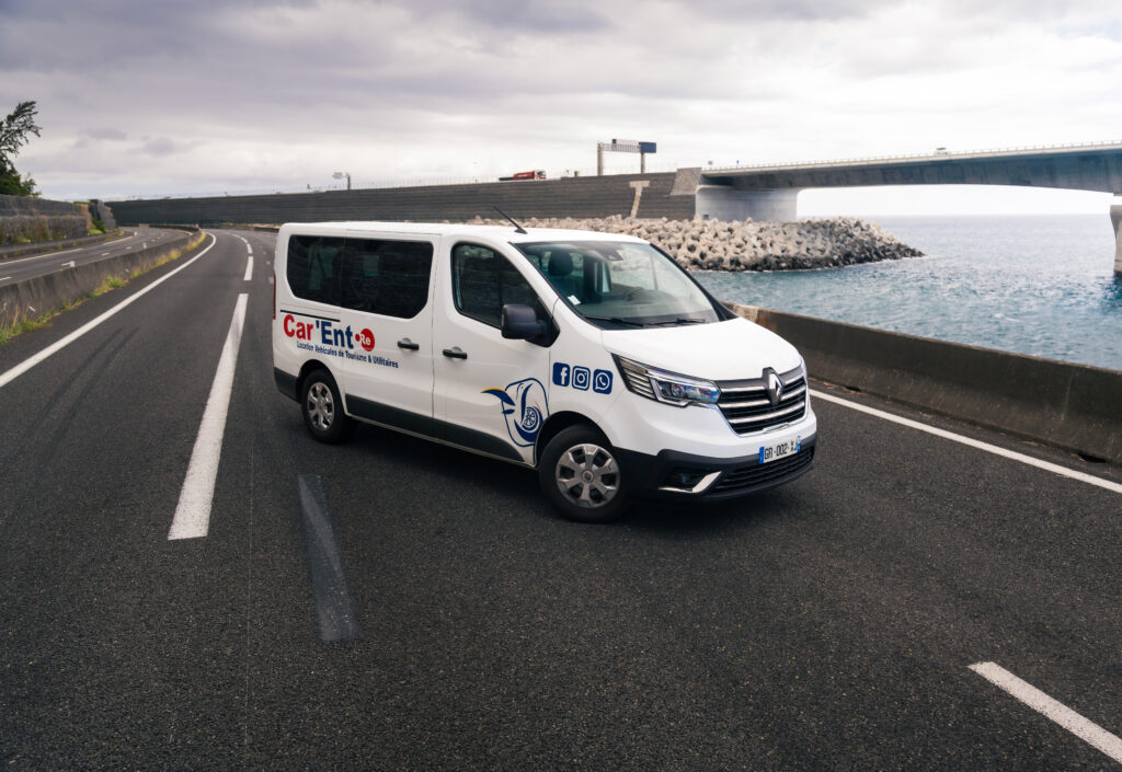 Minibus Car'Ent utilisé pour le transfert aéroport et les déplacements en groupe à La Réunion