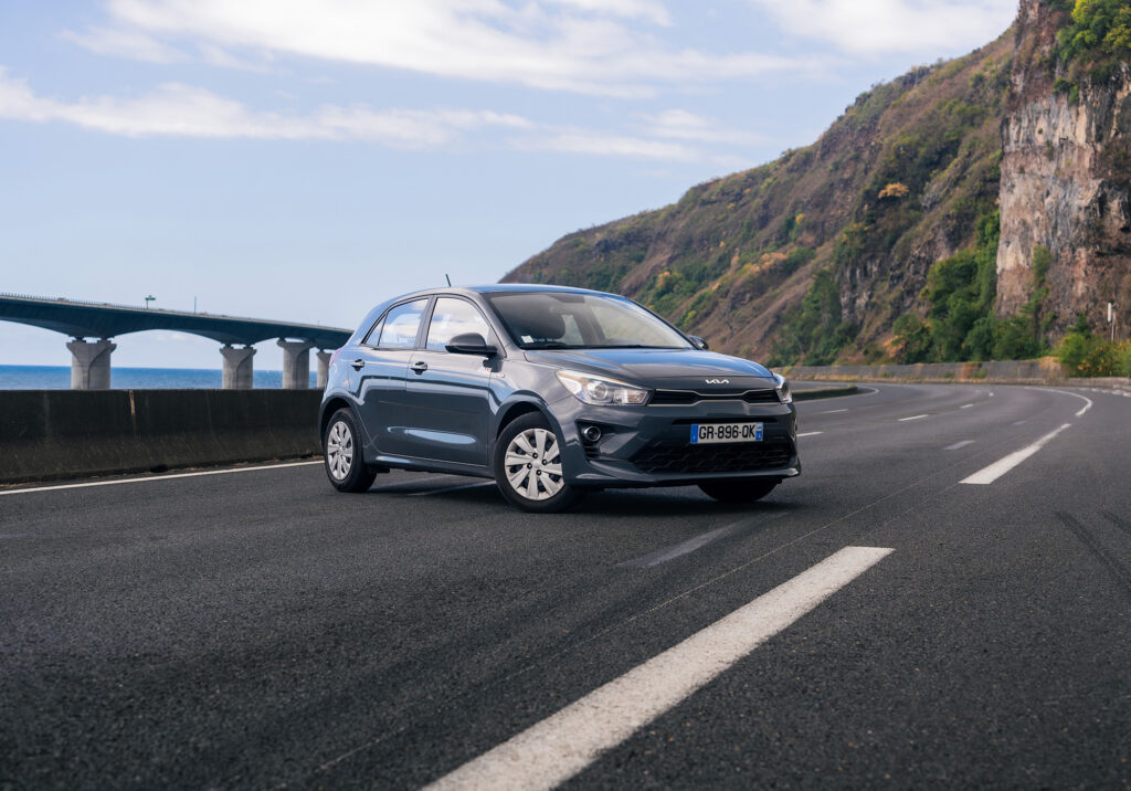 Dacia Duster 4x4 de location Car'Ent sur une route des cirques de La Réunion