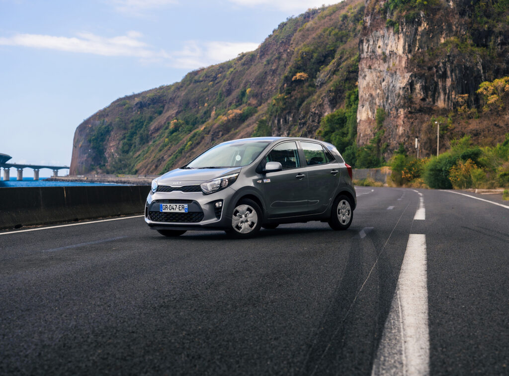 Citadine de location Car'Ent sur la route littorale de La Réunion en direction de l'aéroport