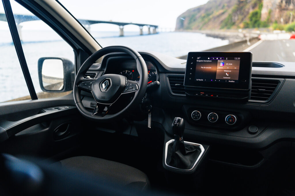 Location voiture La Réunion : tableau de bord moderne et confortable d'un véhicule Car'Ent.
