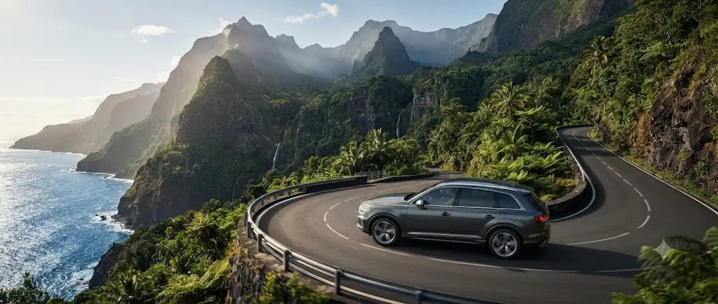 Location SUV La Réunion sur une route panoramique de La Réunion avec montagnes et océan